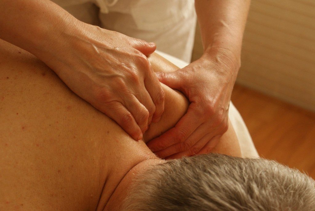 Behandlung im Nackenbereich auf der Liege